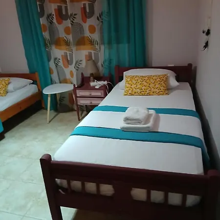 Nona's Каравомилос